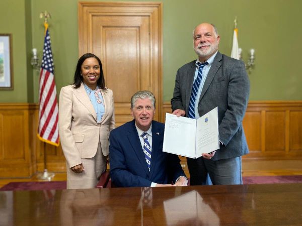  Gobernador McKee firma orden ejecutiva para el restablecimiento del director de Resiliencia de RI