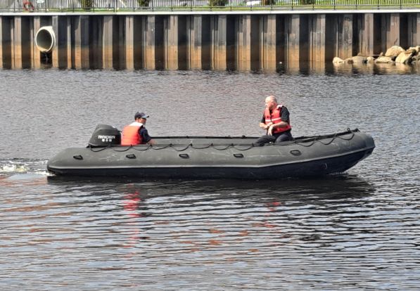  El Departamento de Bomberos de Pawtucket recibe una donación de un bote de rescate de Cooley Group