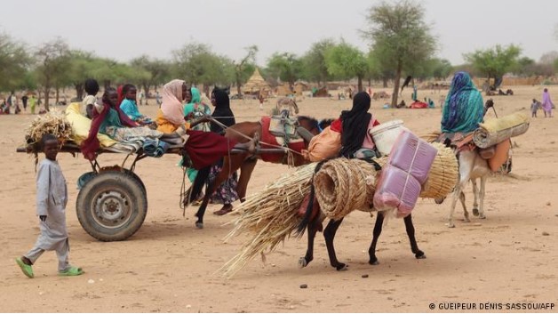  Más de cien mil personas huyeron ya de Sudán a los países vecinos