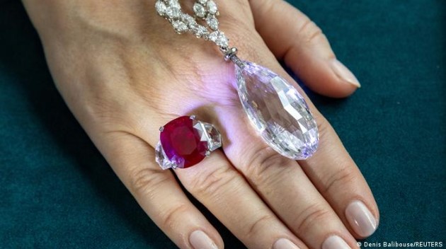  Lluvia de críticas por la venta en Suiza de joyas de una millonaria vinculada al nazismo