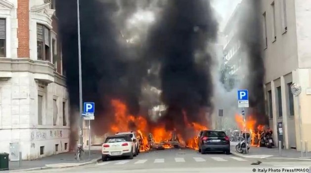  Vehículos en llamas tras explosión en el centro de Milán