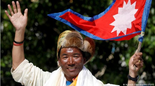  Escalador nepalí rompe récord con 27 subidas al Everest