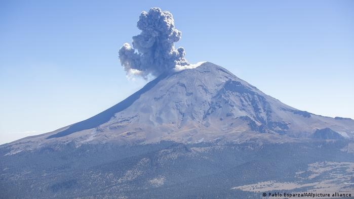  Sube nivel de alerta en México por actividad de volcán Popocatépetl