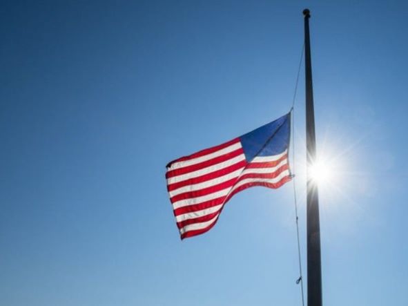  El gobernador McKee ordena que las banderas ondeen a media asta en honor al Día de los Caídos