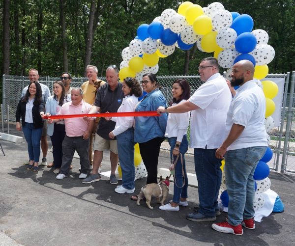  El nuevo parque para perros de Pawtucket celebra su gran inauguración con una ceremonia de corte de cinta