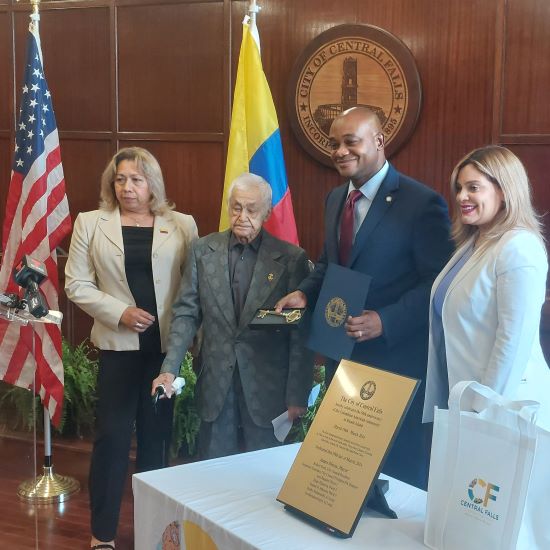  La alcaldesa María Rivera entrega al embajador de Colombia la llave de la ciudad de Central Falls