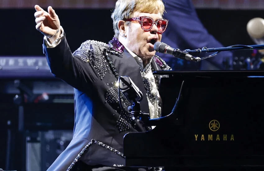  Fans, brillo y lentejuelas para la despedida de Elton John de Inglaterra en Glastonbury