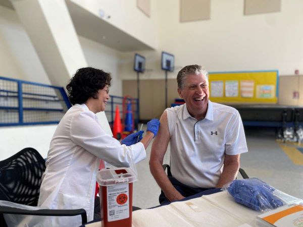  El gobernador McKee y los funcionarios de salud inician la campaña de vacunación contra la influenza