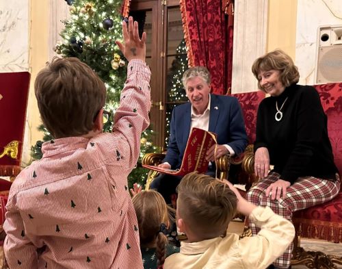 El Gobernador McKee y la Primera Dama inauguran la temporada navideña con niños de crianza locales en la Casa Estatal