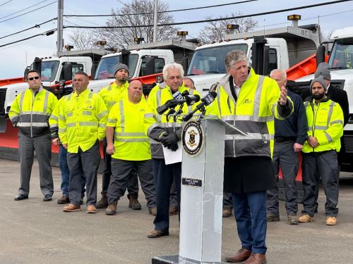  El gobernador McKee y RIDOT destacan la preparación de Rhode Island para las tormentas invernales con 26 nuevos camiones quitanieves