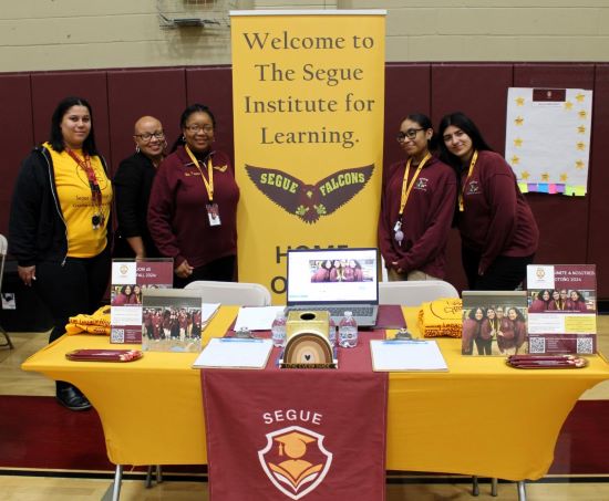  La Liga de Escuelas Chárter de Rhode Island ayuda a cientos de padres y estudiantes en la Feria de Escuelas Chárter