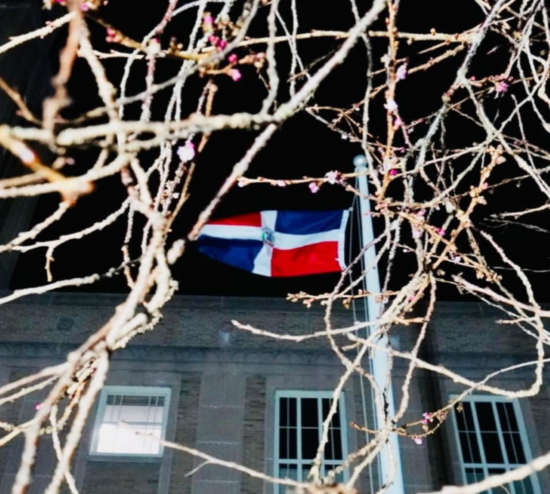  Primer izamiento de la bandera dominicana de Pawtucket en el Ayuntamiento