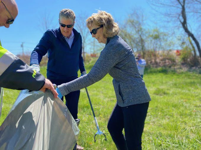  El gobernador McKee y la primera dama anuncian un programa de micro subvenciones para eliminar la basura en Rhode Island