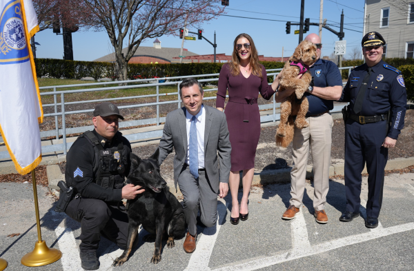  El representante Magaziner obtiene fondos federales para la unidad K-9 del Departamento de Policía de Cranston para mantener seguros a los habitantes de Rhode Island