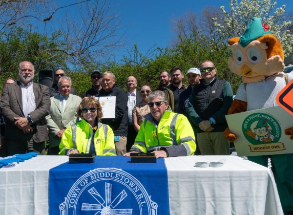  El Gobernador McKee y la Primera Dama se unen a funcionarios estatales y locales para la recogida de basura del Día de la Tierra en Middletown, reconociendo a los beneficiarios de las microsubvenciones de Rhode Island para liberar basura