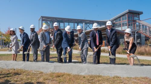  Funcionarios federales, estatales, locales y de RIPTA celebran la inauguración de la nueva instalación para pasajeros del centro de tránsito de Pawtucket-Central Falls