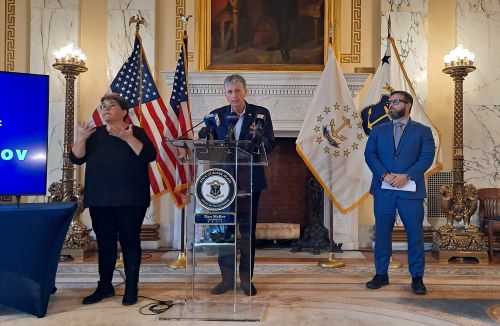  El gobernador Dan McKee ofrecido una conferencia de prensa sobre la violación de datos de RI Bridges.