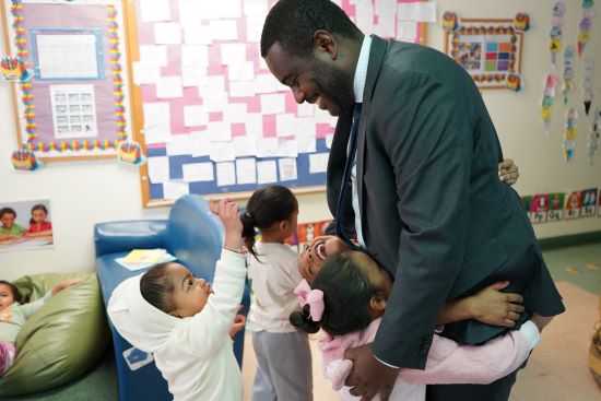  El congresista Amo visita un proveedor local de Head Start afectado por una congelación caótica de fondos