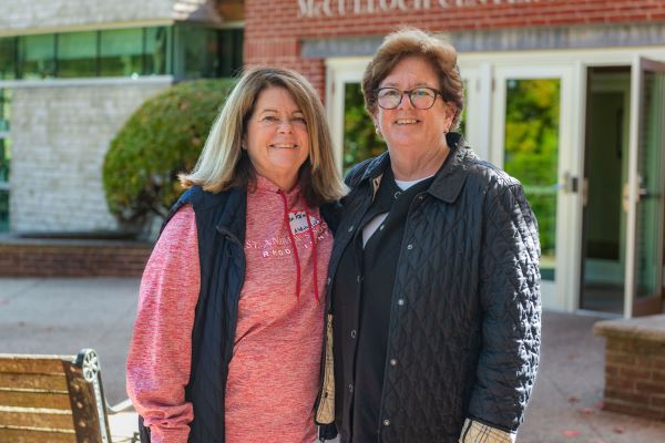  St. Andrew’s honrará a los queridos educadores y al programa de viajes Las pioneras Pam Farmer y Sue McGann en la Gala Anual de los Santos el 24 de abril en Five Bridge Inn