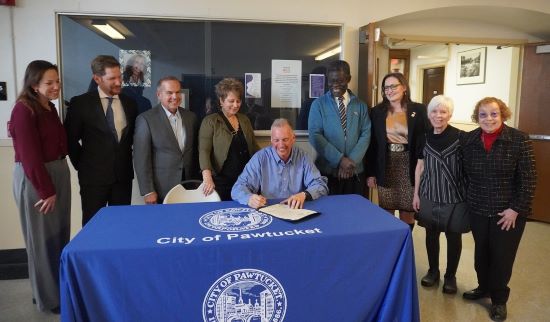  Firma de la Resolución en colaboración con la Fundación de Rhode Island en honor a la vida de Jeannine Chartier