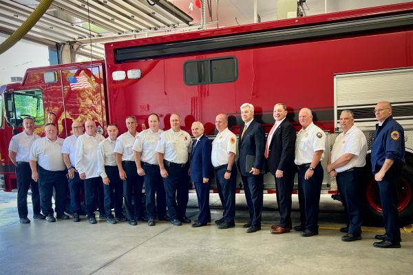 Reed y Whitehouse ayudan a lanzar un vehículo de apoyo de última generación para los bomberos del norte de Rhode Island