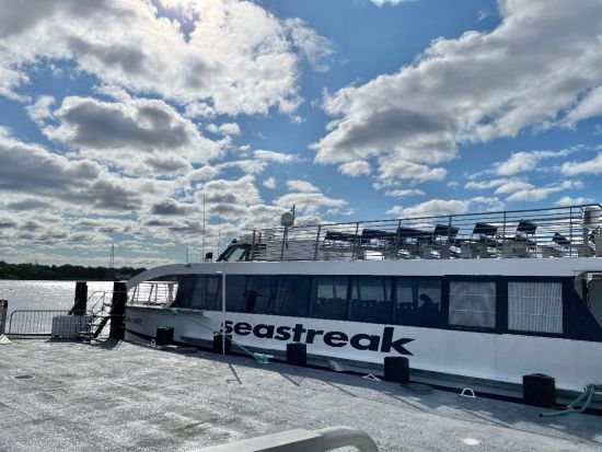 El gobernador McKee y el Departamento de Transporte de Rhode Island inauguran la temporada de ferry Providence-Newport de 2025