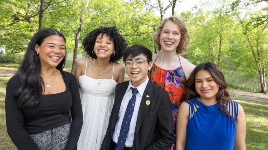 Cinco estudiantes reciben becas Carter Roger Williams