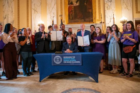  El gobernador McKee firma una ley que aumenta el salario mínimo en Rhode Island
