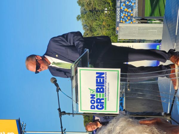 El alcalde de Pawtucket, Donald Grebien, inauguró la campaña de reelección de 2026 en el estadio Centerville Bank.