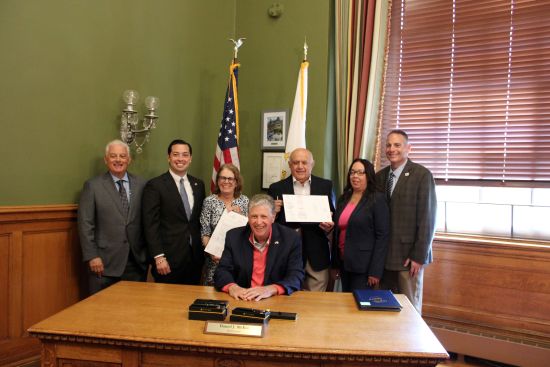  El Tesorero Diossa se une al gobernador McKee, los legisladores Ciccone y Cortvriend, el Banco de Infraestructura de Rhode Island y la Liga de Ciudades y Pueblos para celebrar la promulgación de la ley del «Fondo de Infraestructura Resiliente de Rhode Island».