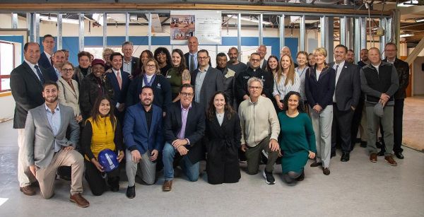  El gobernador McKee, Newport y Middletown inician la construcción del Centro de Aprendizaje Comunitario