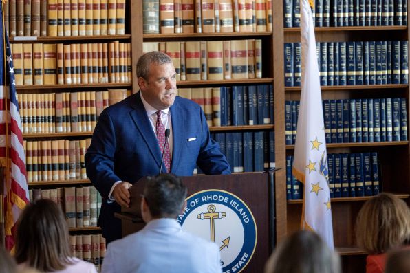  El Secretario de Estado Gregg Amore protege a los votantes de Rhode Island.