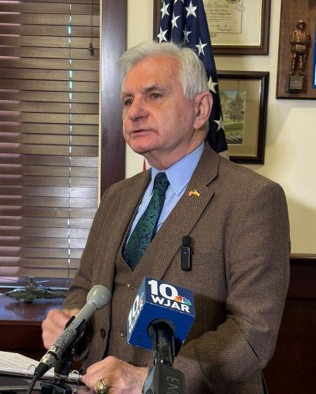  El senador Reed critica duramente las «políticas económicas imprudentes y caóticas» de Trump