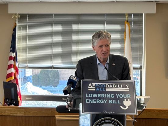  El gobernador McKee inicia la gira de asequibilidad para todos con una orden ejecutiva sobre el alivio energético