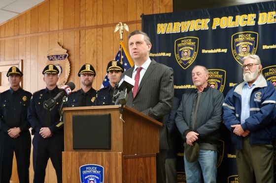 Magaziner anuncia financiación para la policía de Warwick