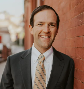  El gobernador McKee nomina a Zachary Mandell para dirigir la Comisión de Nominaciones Judiciales