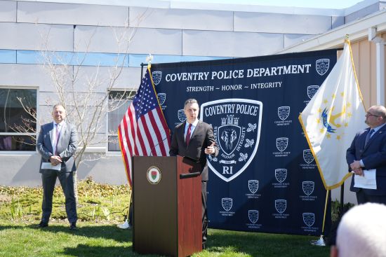  Magaziner y líderes locales anuncian nuevos fondos federales para proyectos en Coventry.